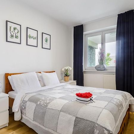 Family Apartment With A Terrace On Aleje Jerozolimskie Varsovia Exterior foto